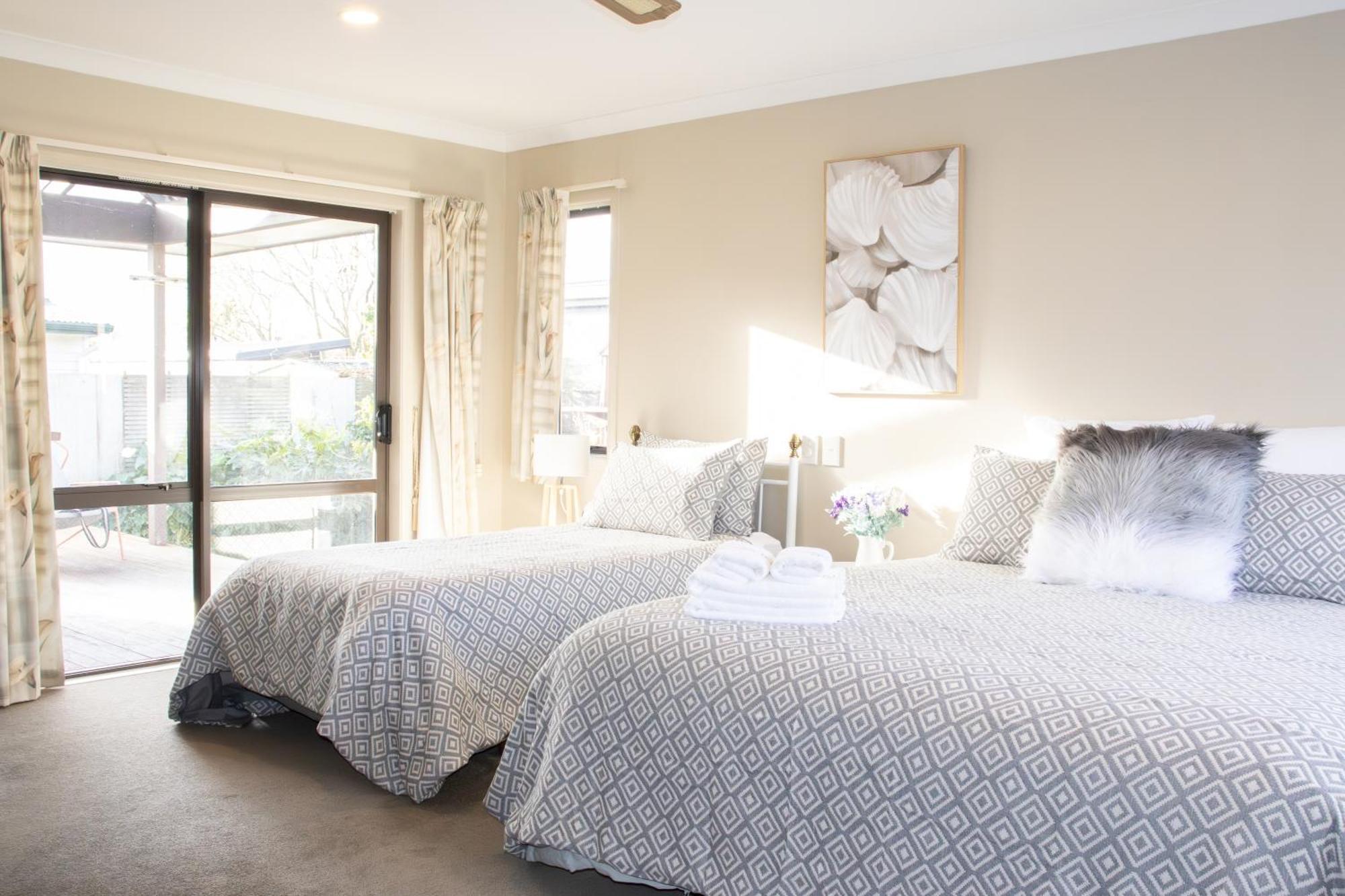 Villa 1 Minutes To Westfield Hamilton