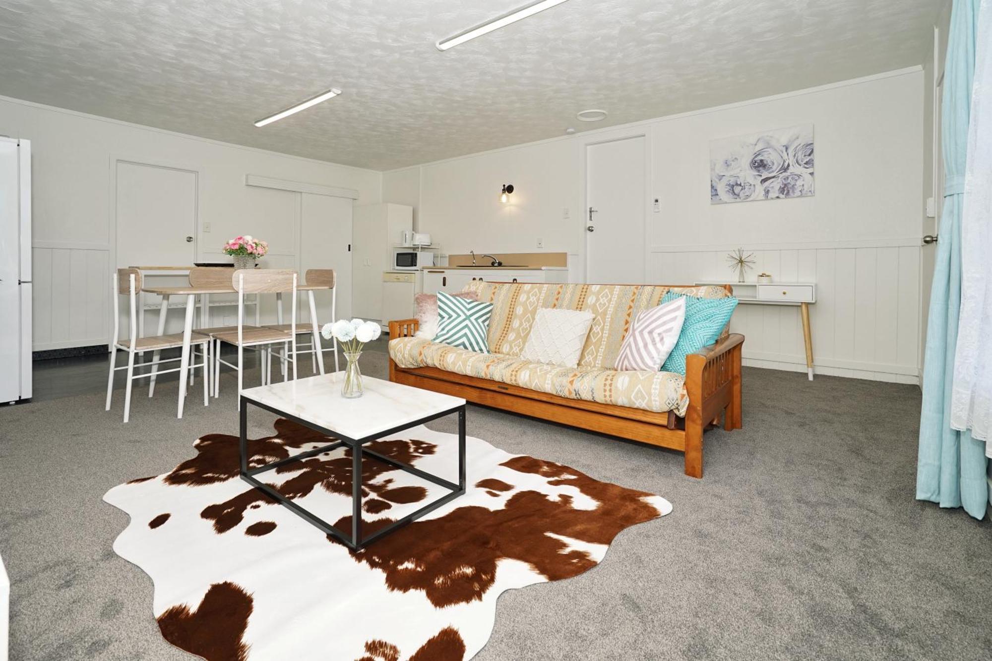 Villa 1 Minutes To Westfield *